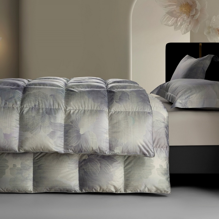 91家纺网 家纺一手货源 找家纺 织梦人羽绒工厂店 2025新款高蓬松羽绒95鹅绒大牌同款花型莫代尔印花 国色天香-灰