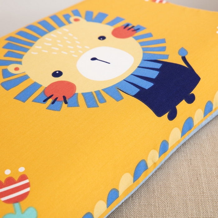 91家纺网 家纺一手货源 找家纺 大黄蜂家居家纺 2025新款全棉13372棉儿童卡通乳胶枕套 小狮子