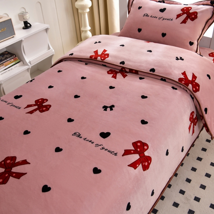 91家纺网 家纺一手货源 找家纺 芯诗曼家纺 2025新款金貂绒牛奶绒印花三件套 蝴蝶结