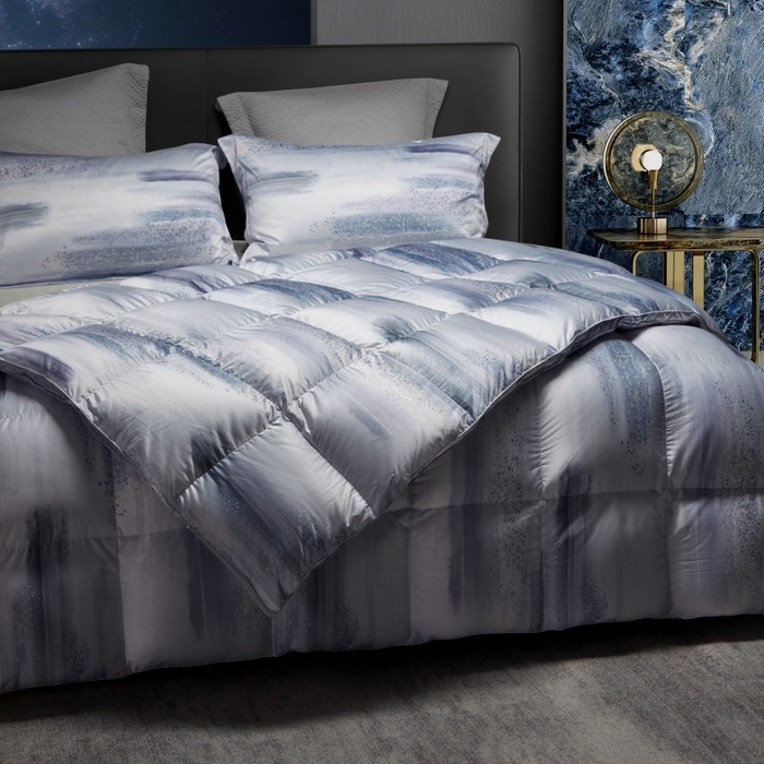 91家纺网 家纺一手货源 找家纺 织梦人羽绒工厂店 2025新款高蓬松羽绒95鹅绒大牌同款花型莫代尔印花 琥珀之光烟灰