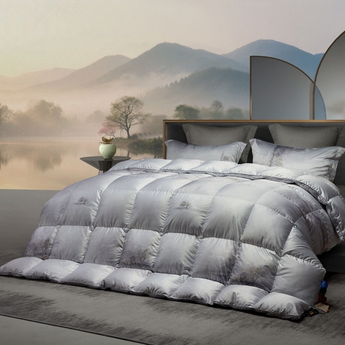 91家纺网 家纺一手货源 找家纺 织梦人羽绒工厂店 2025新款高蓬松羽绒95鹅绒大牌同款花型莫代尔印花 忆江南烟灰