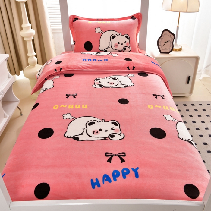 91家纺网 家纺一手货源 找家纺 芯诗曼家纺 2025新款金貂绒牛奶绒印花三件套 睡睡猪