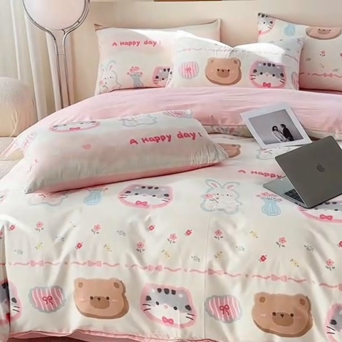 91家纺网 家纺一手货源 找家纺 宇彬家纺 2025直播新款13372全棉纯棉印花单双人被套喷气小清新简约热款学生被罩 忆伴时光新花型上新