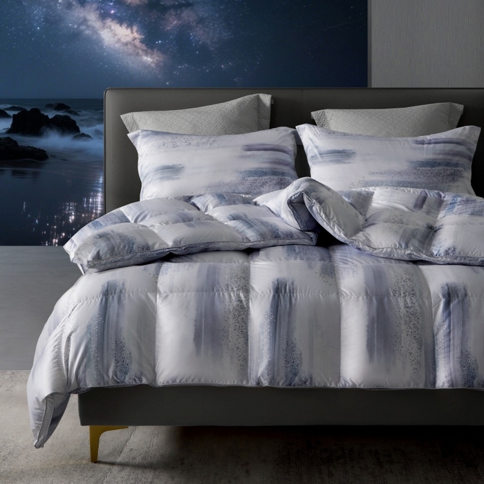 91家纺网 家纺一手货源 找家纺 织梦人羽绒工厂店 2025新款高蓬松羽绒95鹅绒大牌同款花型莫代尔印花 琥珀之光烟灰