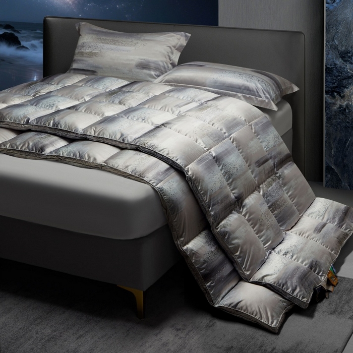 91家纺网 家纺一手货源 找家纺 织梦人羽绒工厂店 2025新款高蓬松羽绒95鹅绒大牌同款花型莫代尔印花 琥珀之光烟紫