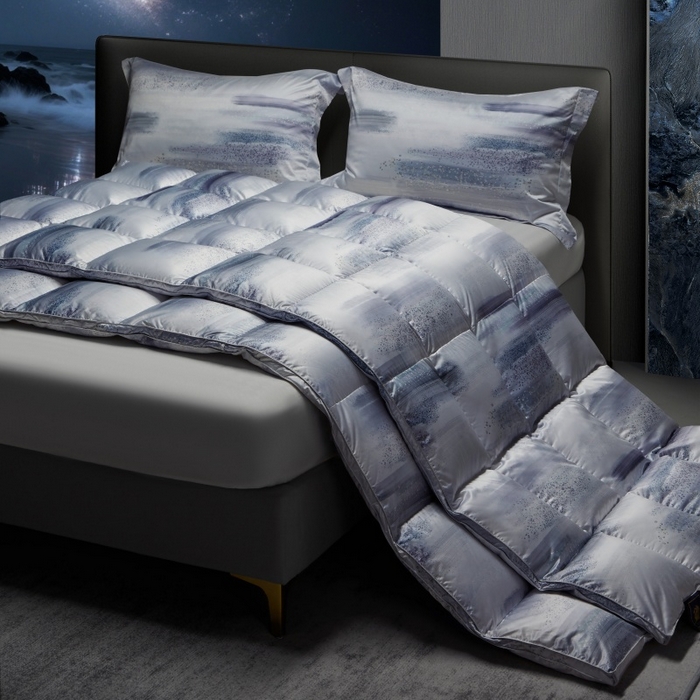 91家纺网 家纺一手货源 找家纺 织梦人羽绒工厂店 2025新款高蓬松羽绒95鹅绒大牌同款花型莫代尔印花 琥珀之光烟灰