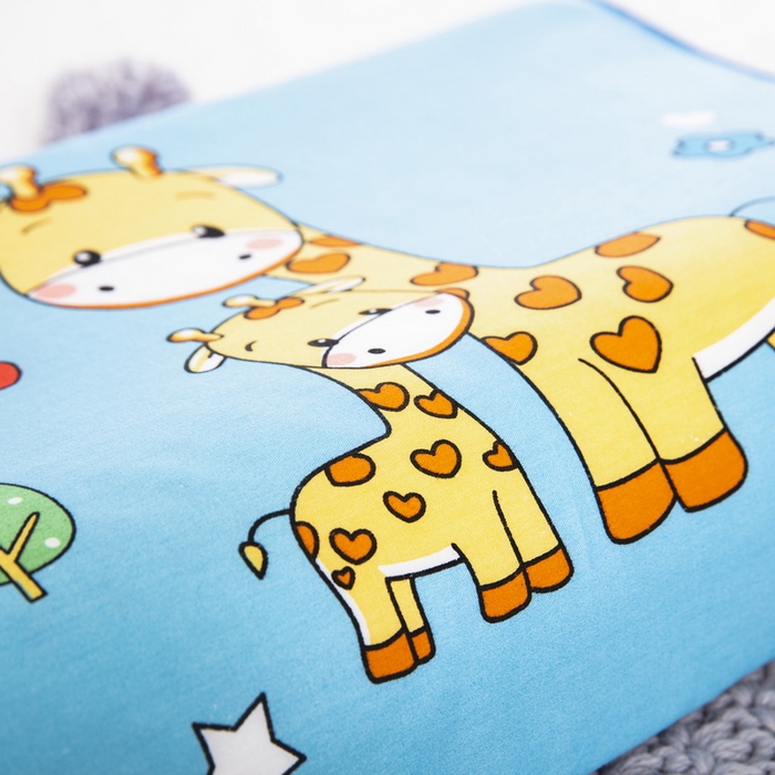 91家纺网 家纺一手货源 找家纺 大黄蜂家居家纺 2025新款全棉13372棉儿童卡通乳胶枕套 彩虹小鹿