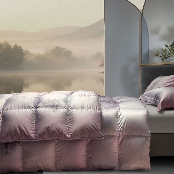 91家纺网 家纺一手货源 找家纺 织梦人羽绒工厂店 2025新款高蓬松羽绒95鹅绒大牌同款花型莫代尔印花 忆江南-紫