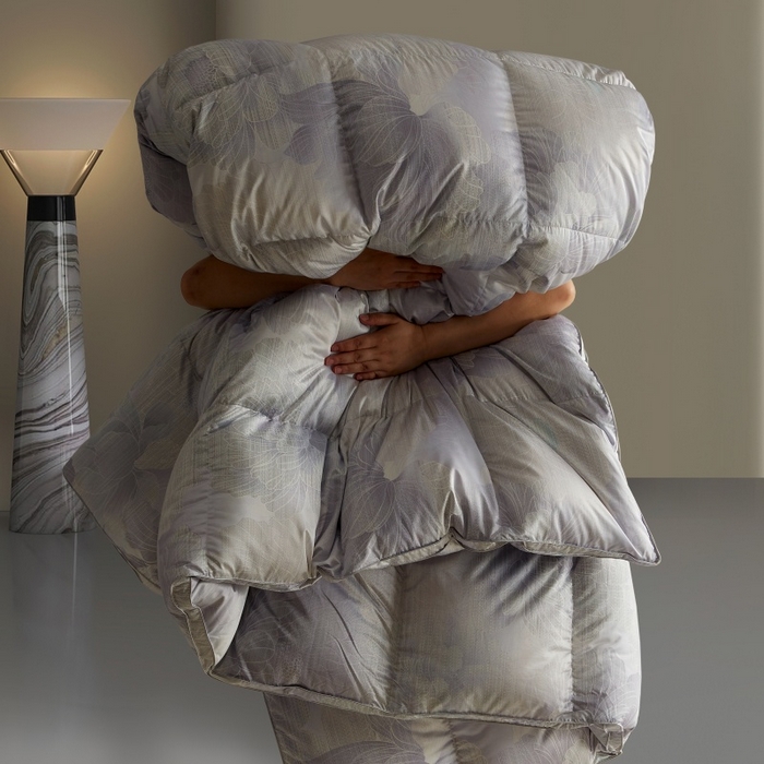 91家纺网 家纺一手货源 找家纺 织梦人羽绒工厂店 2025新款高蓬松羽绒95鹅绒大牌同款花型莫代尔印花 国色天香-灰