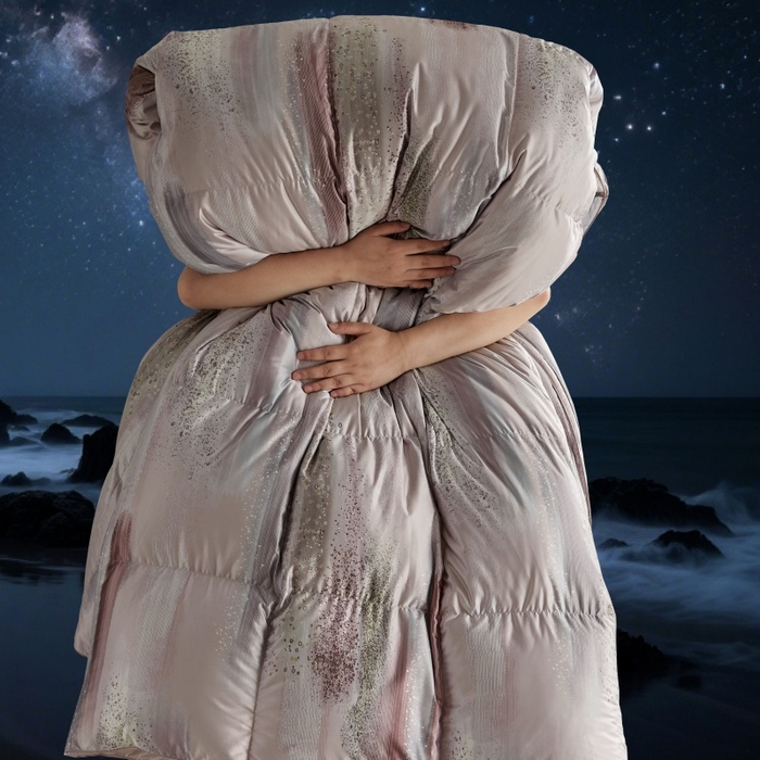 91家纺网 家纺一手货源 找家纺 织梦人羽绒工厂店 2025新款高蓬松羽绒95鹅绒大牌同款花型莫代尔印花 琥珀之光暖粉