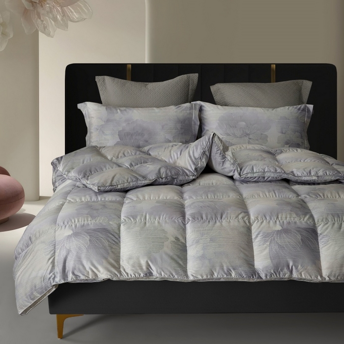 91家纺网 家纺一手货源 找家纺 织梦人羽绒工厂店 2025新款高蓬松羽绒95鹅绒大牌同款花型莫代尔印花 国色天香-灰