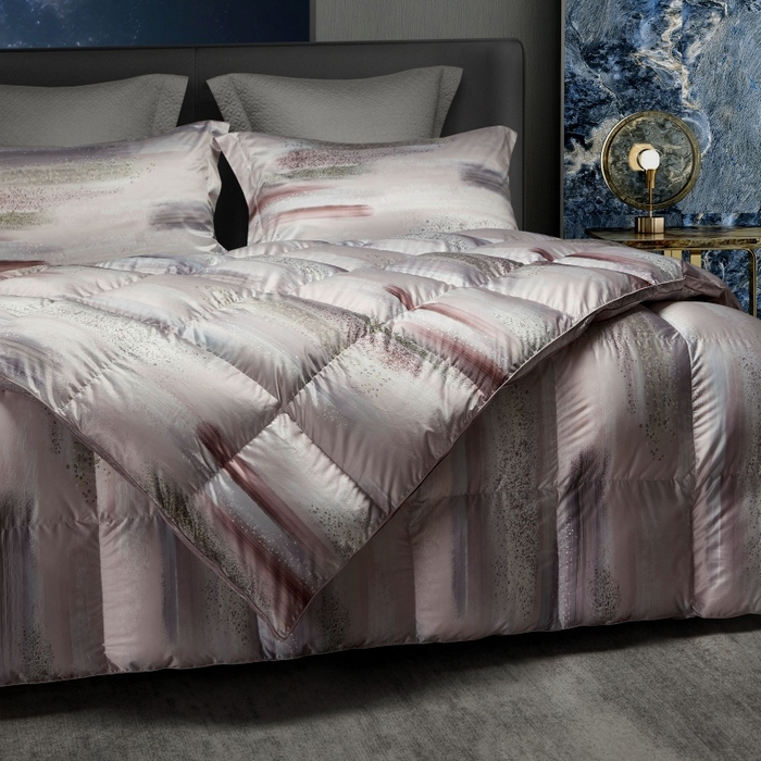 91家纺网 家纺一手货源 找家纺 织梦人羽绒工厂店 2025新款高蓬松羽绒95鹅绒大牌同款花型莫代尔印花 琥珀之光暖粉