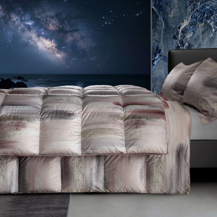 91家纺网 家纺一手货源 找家纺 织梦人羽绒工厂店 2025新款高蓬松羽绒95鹅绒大牌同款花型莫代尔印花 琥珀之光暖粉