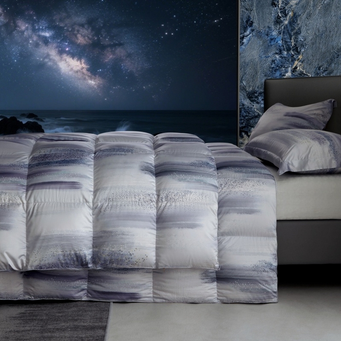 91家纺网 家纺一手货源 找家纺 织梦人羽绒工厂店 2025新款高蓬松羽绒95鹅绒大牌同款花型莫代尔印花 琥珀之光烟灰