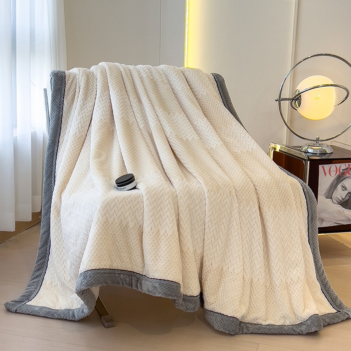 91家纺网 家纺一手货源 找家纺 世纪绒品 2025新款A类撸猫色织牛奶绒多功能毛毯 艾森-米白