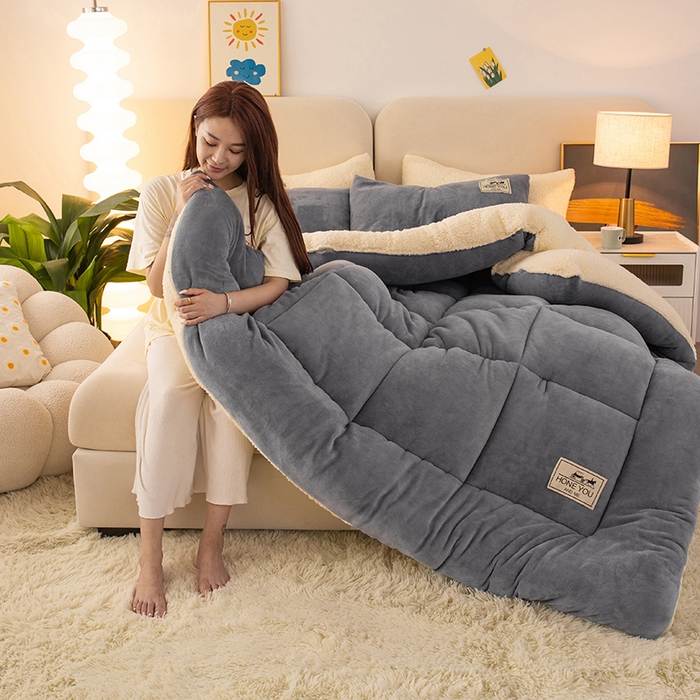 91家纺网 家纺一手货源 找家纺 畅销被业 2025新款纯色加厚保暖雪花绒冬被春秋被被子被芯（跨境） 浅灰