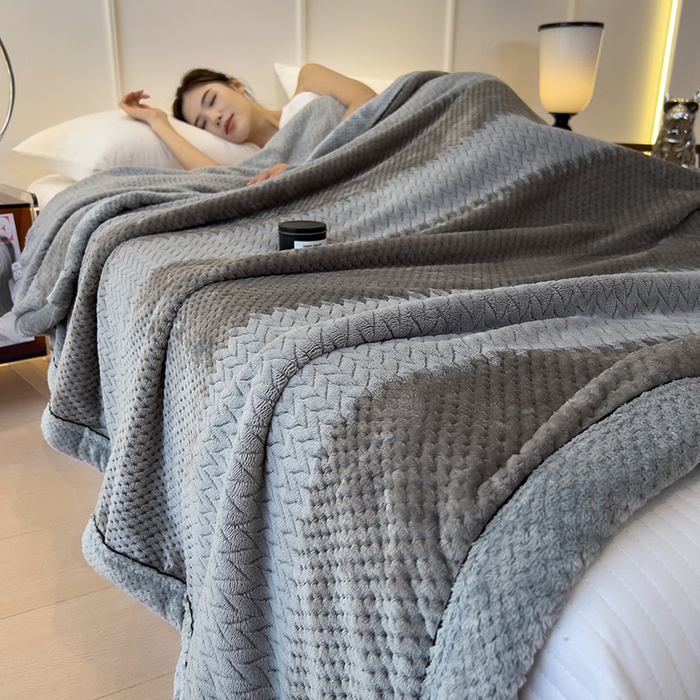 91家纺网 家纺一手货源 找家纺 世纪绒品 2025新款A类撸猫色织牛奶绒多功能毛毯 艾森-深灰