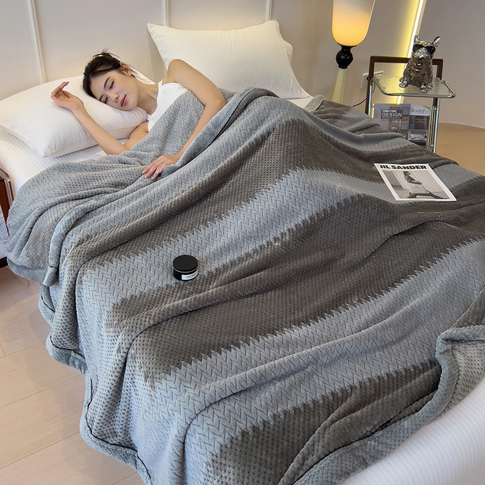 91家纺网 家纺一手货源 找家纺 世纪绒品 2025新款A类撸猫色织牛奶绒多功能毛毯 艾森-深灰