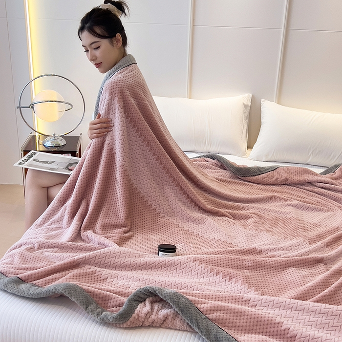 91家纺网 家纺一手货源 找家纺 世纪绒品 2025新款A类撸猫色织牛奶绒多功能毛毯 艾森-豆沙