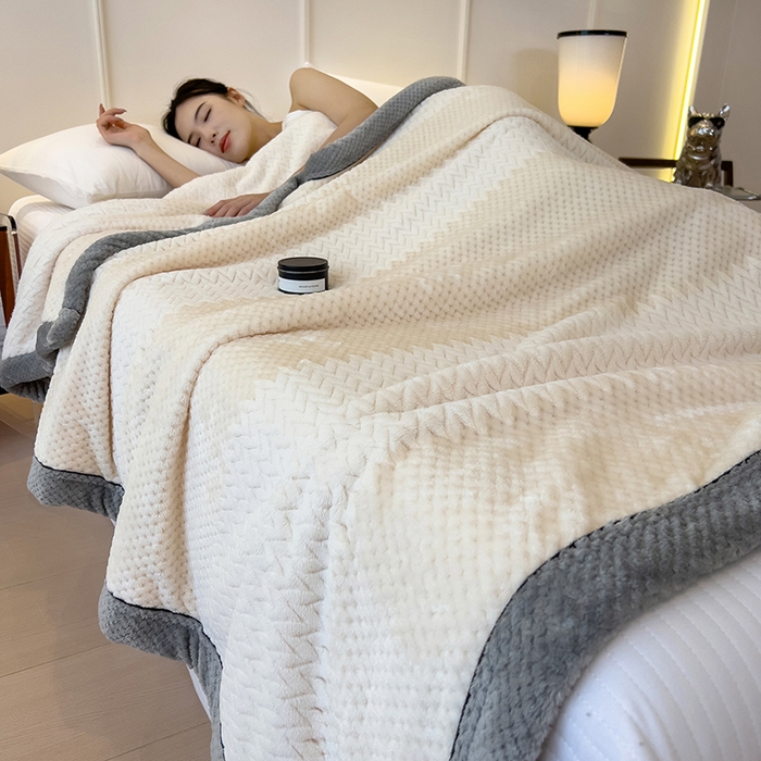 91家纺网 家纺一手货源 找家纺 世纪绒品 2025新款A类撸猫色织牛奶绒多功能毛毯 艾森-米白