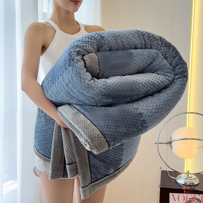 91家纺网 家纺一手货源 找家纺 世纪绒品 2025新款A类撸猫色织牛奶绒多功能毛毯 艾森-兰