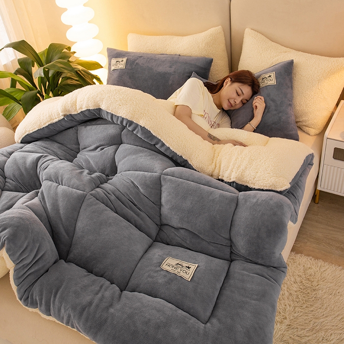 91家纺网 家纺一手货源 找家纺 畅销被业 2025新款纯色加厚保暖雪花绒冬被春秋被被子被芯（跨境） 浅灰