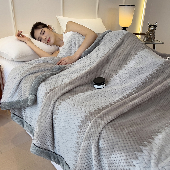 91家纺网 家纺一手货源 找家纺 世纪绒品 2025新款A类撸猫色织牛奶绒多功能毛毯 艾森-浅灰