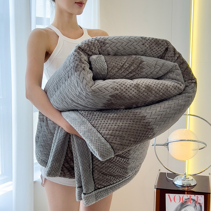 91家纺网 家纺一手货源 找家纺 世纪绒品 2025新款A类撸猫色织牛奶绒多功能毛毯 艾森-深灰