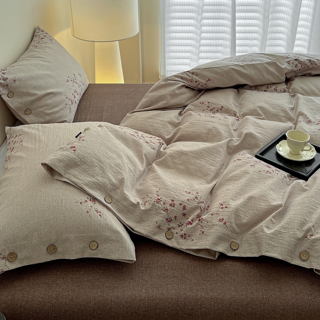 91家纺网 家纺一手货源 找家纺 一比一家纺 2025新款原麻纽扣款四件套 梅花洛