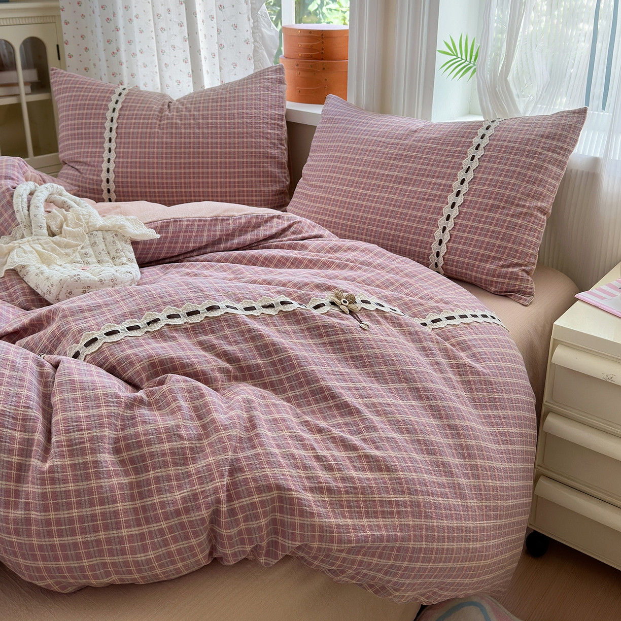 91家纺网 家纺一手货源 找家纺 晚爱家纺（原晚安家居） 2025新款云感木棉双层纱四件套皱皱纱蕾丝花边四件套 梦境-豆沙粉