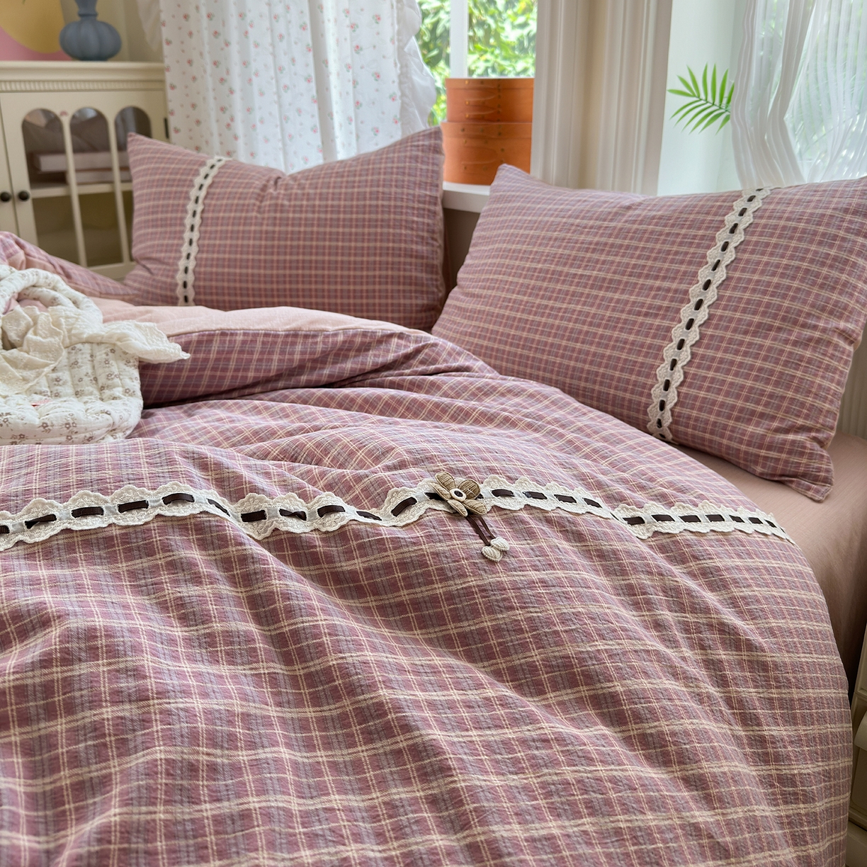 91家纺网 家纺一手货源 找家纺 晚爱家纺（原晚安家居） 2025新款云感木棉双层纱四件套皱皱纱蕾丝花边四件套 梦境-豆沙粉