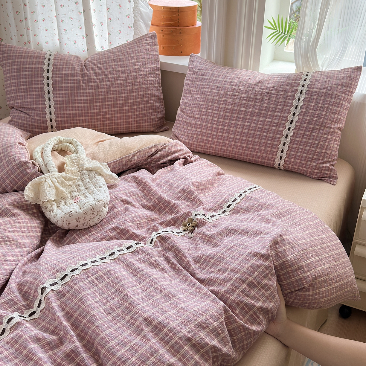 91家纺网 家纺一手货源 找家纺 晚爱家纺（原晚安家居） 2025新款云感木棉双层纱四件套皱皱纱蕾丝花边四件套 梦境-豆沙粉