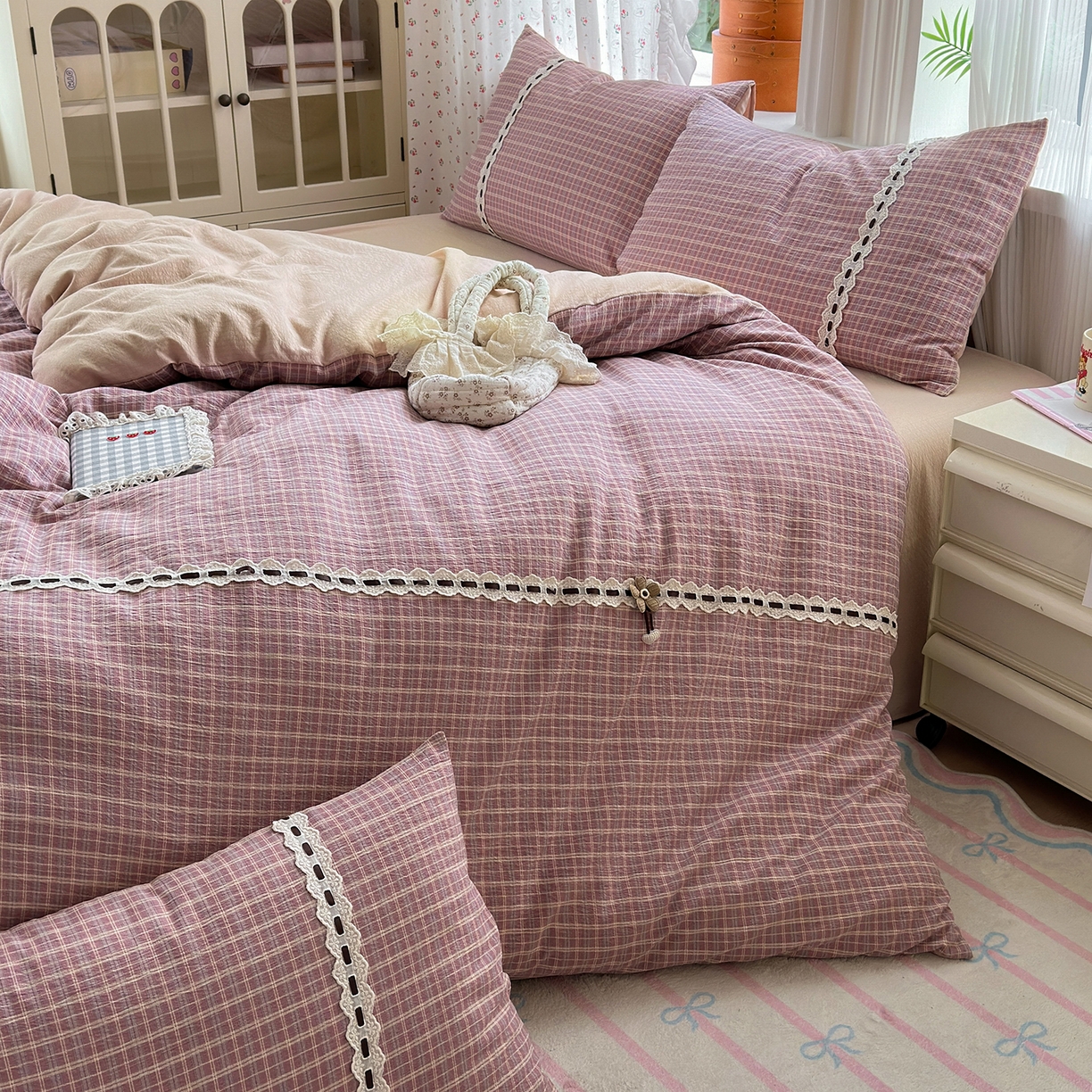 91家纺网 家纺一手货源 找家纺 晚爱家纺（原晚安家居） 2025新款云感木棉双层纱四件套皱皱纱蕾丝花边四件套 梦境-豆沙粉