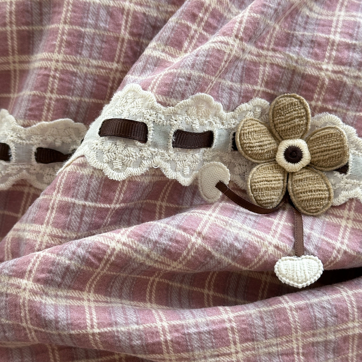 91家纺网 家纺一手货源 找家纺 晚爱家纺（原晚安家居） 2025新款云感木棉双层纱四件套皱皱纱蕾丝花边四件套 梦境-豆沙粉