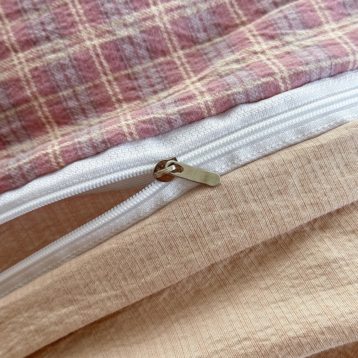 91家纺网 家纺一手货源 找家纺 晚爱家纺（原晚安家居） 2025新款云感木棉双层纱四件套皱皱纱蕾丝花边四件套 梦境-豆沙粉