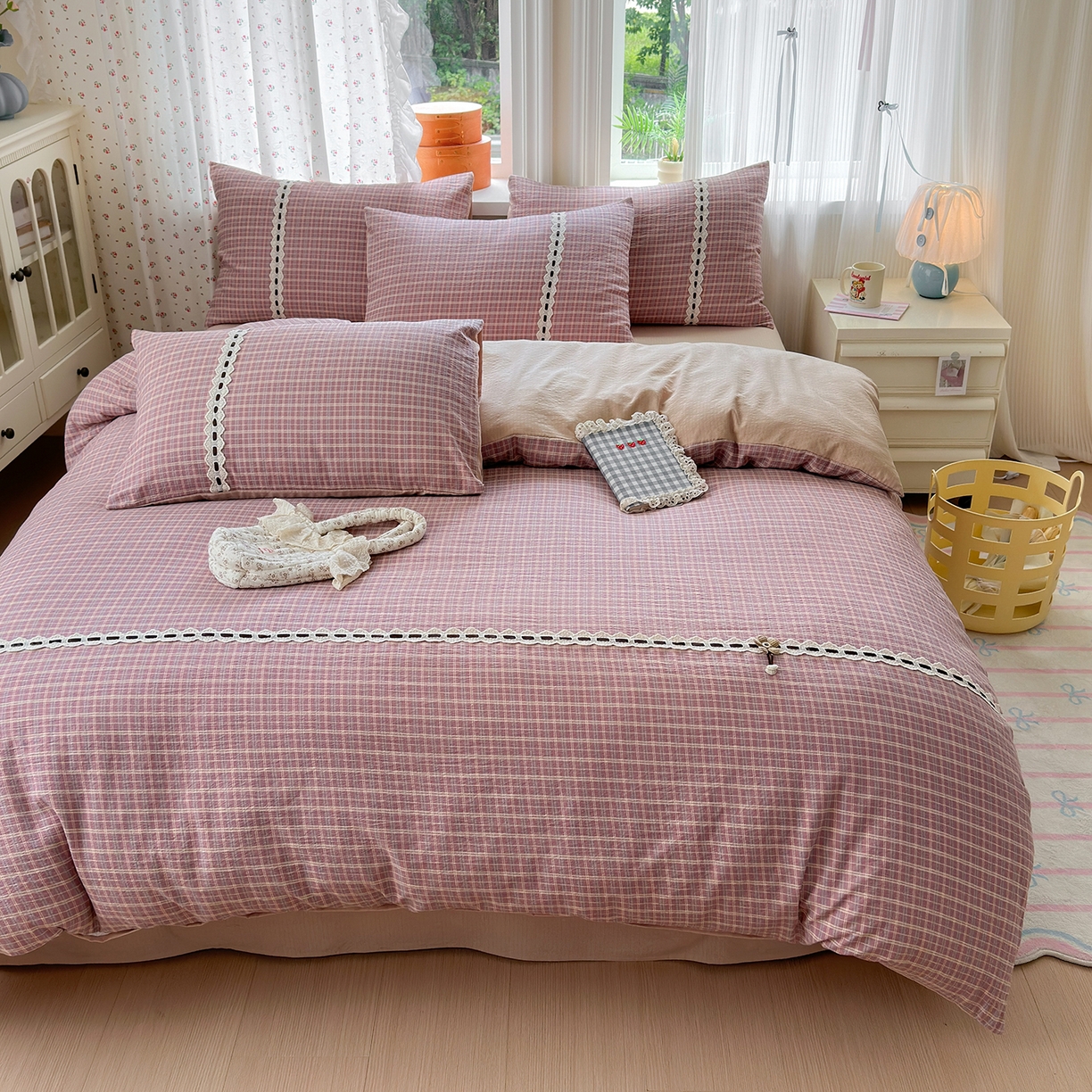 91家纺网 家纺一手货源 找家纺 晚爱家纺（原晚安家居） 2025新款云感木棉双层纱四件套皱皱纱蕾丝花边四件套 梦境-豆沙粉