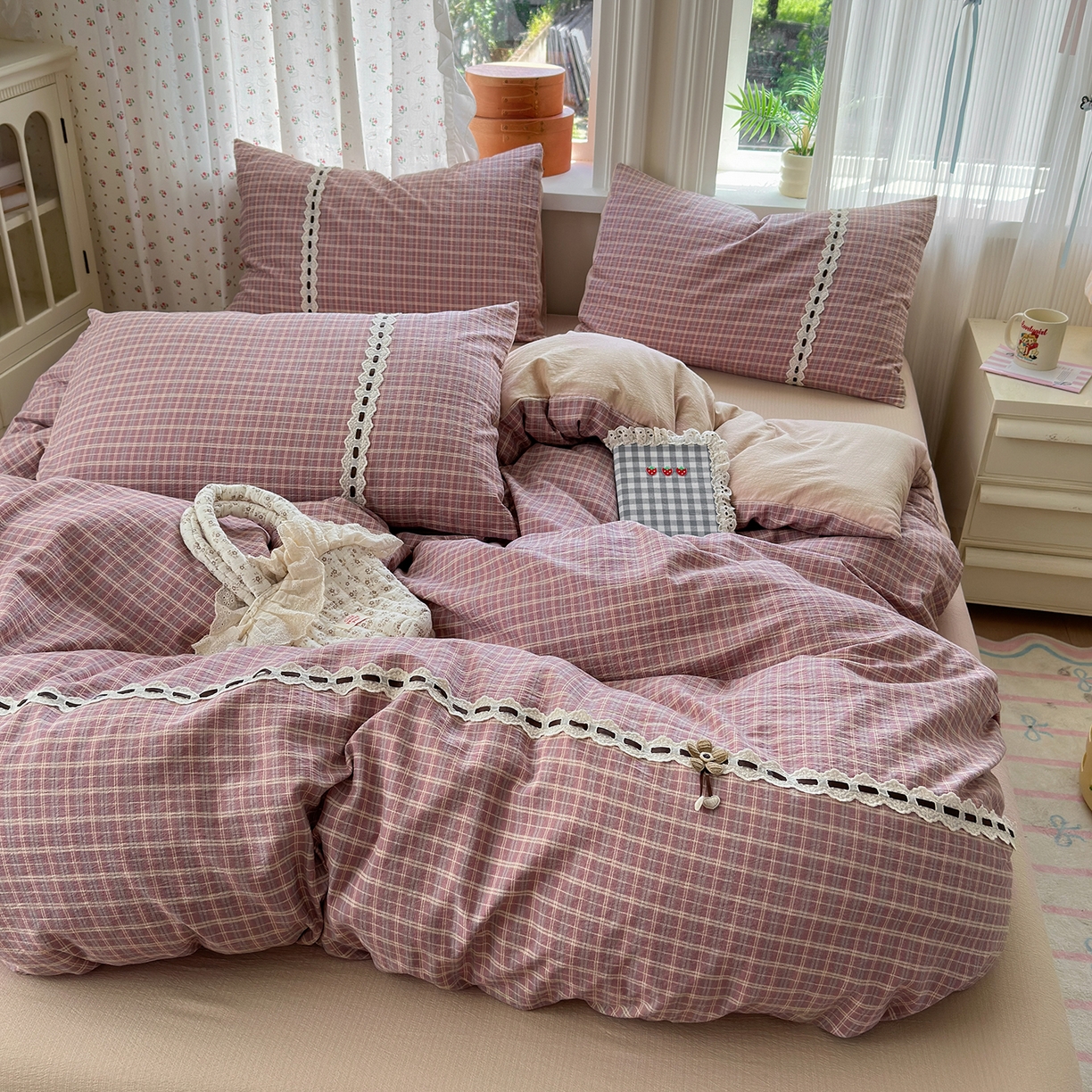 91家纺网 家纺一手货源 找家纺 晚爱家纺（原晚安家居） 2025新款云感木棉双层纱四件套皱皱纱蕾丝花边四件套 梦境-豆沙粉