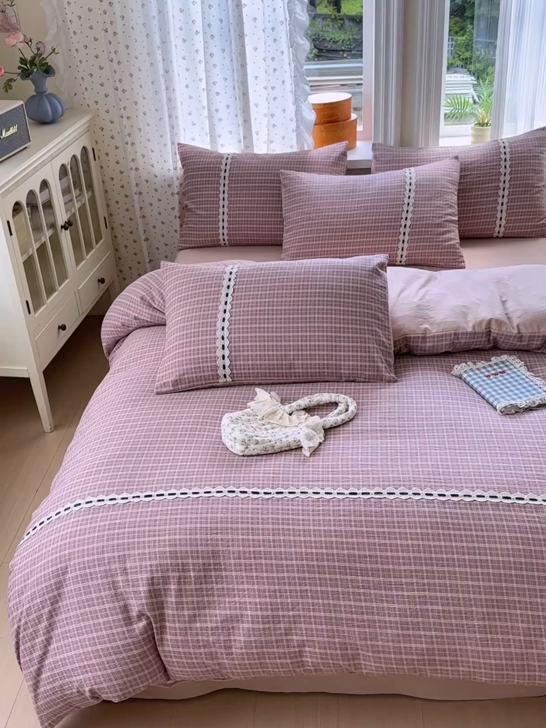 91家纺网 家纺一手货源 找家纺 晚爱家纺（原晚安家居） 2025新款云感木棉双层纱四件套皱皱纱蕾丝花边四件套 梦境-豆沙粉