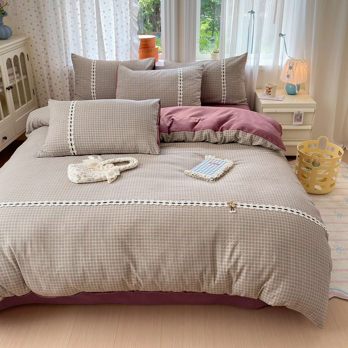 91家纺网 家纺一手货源 找家纺 晚爱家纺（原晚安家居） 2025新款云感木棉双层纱四件套皱皱纱蕾丝花边四件套 梦境-豆沙红