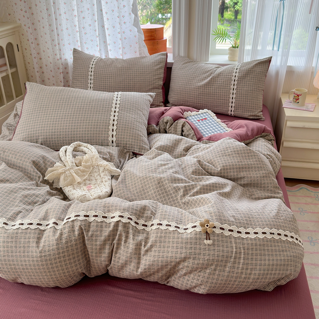 91家纺网 家纺一手货源 找家纺 晚爱家纺（原晚安家居） 2025新款云感木棉双层纱四件套皱皱纱蕾丝花边四件套 梦境-豆沙红