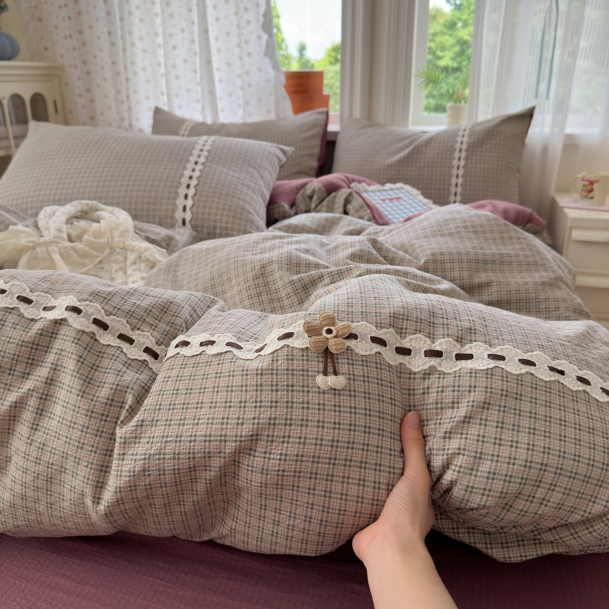 91家纺网 家纺一手货源 找家纺 晚爱家纺（原晚安家居） 2025新款云感木棉双层纱四件套皱皱纱蕾丝花边四件套 梦境-豆沙红