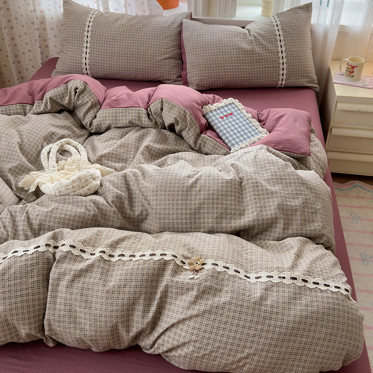 91家纺网 家纺一手货源 找家纺 晚爱家纺（原晚安家居） 2025新款云感木棉双层纱四件套皱皱纱蕾丝花边四件套 梦境-豆沙红