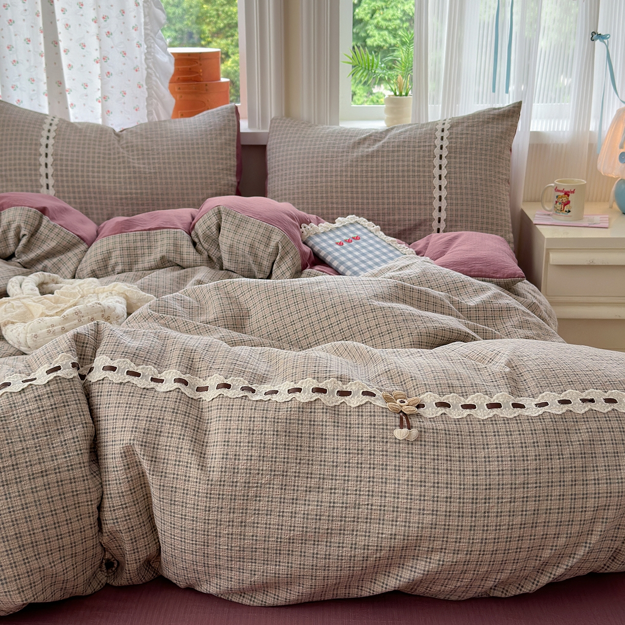 91家纺网 家纺一手货源 找家纺 晚爱家纺（原晚安家居） 2025新款云感木棉双层纱四件套皱皱纱蕾丝花边四件套 梦境-豆沙红