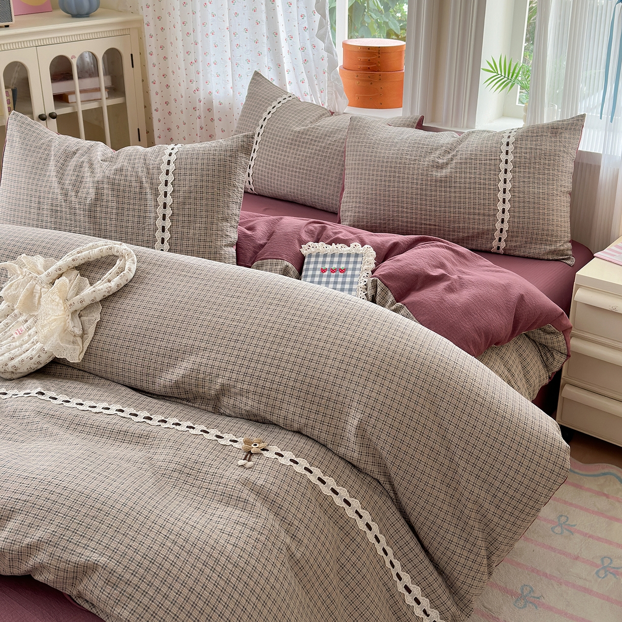 91家纺网 家纺一手货源 找家纺 晚爱家纺（原晚安家居） 2025新款云感木棉双层纱四件套皱皱纱蕾丝花边四件套 梦境-豆沙红