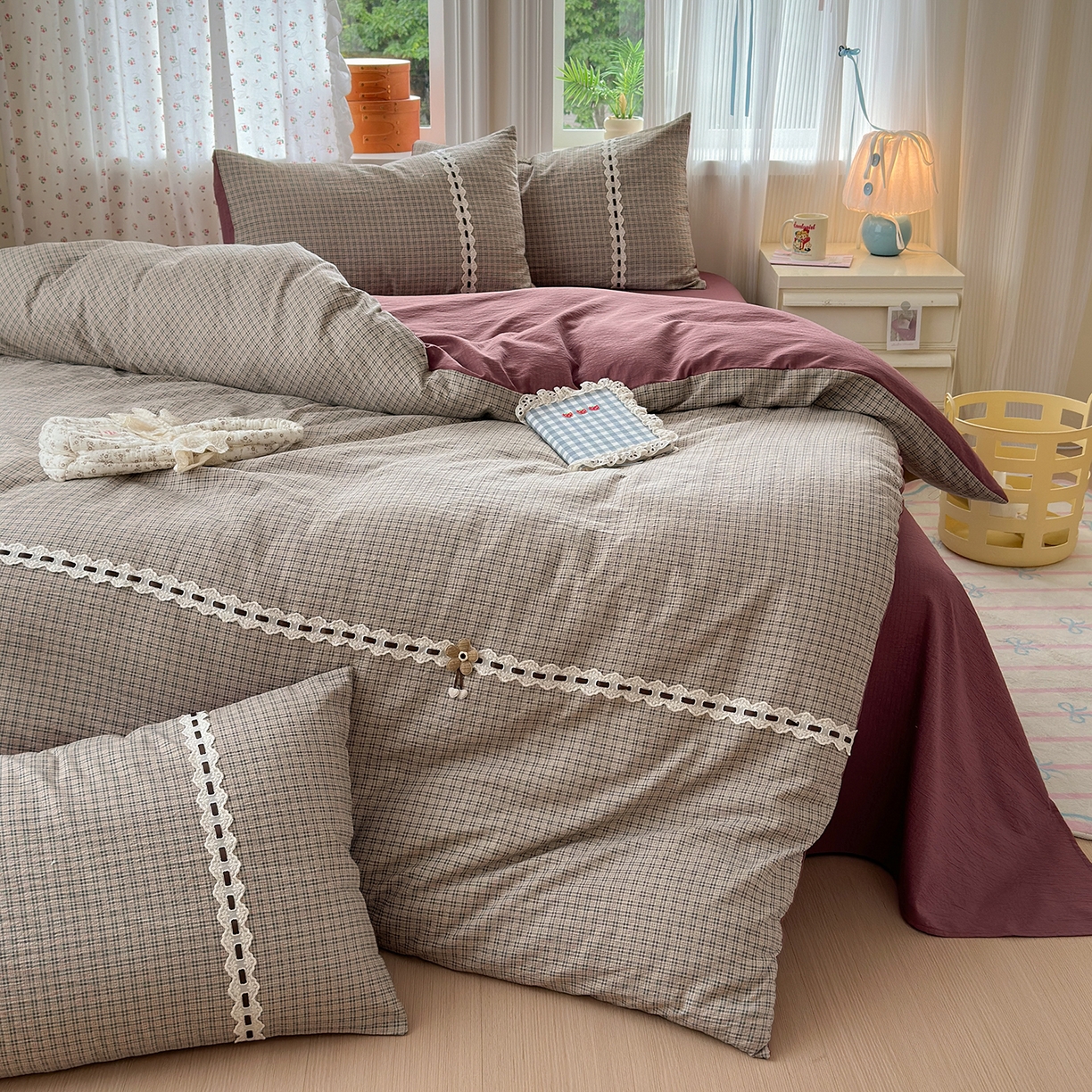 91家纺网 家纺一手货源 找家纺 晚爱家纺（原晚安家居） 2025新款云感木棉双层纱四件套皱皱纱蕾丝花边四件套 梦境-豆沙红