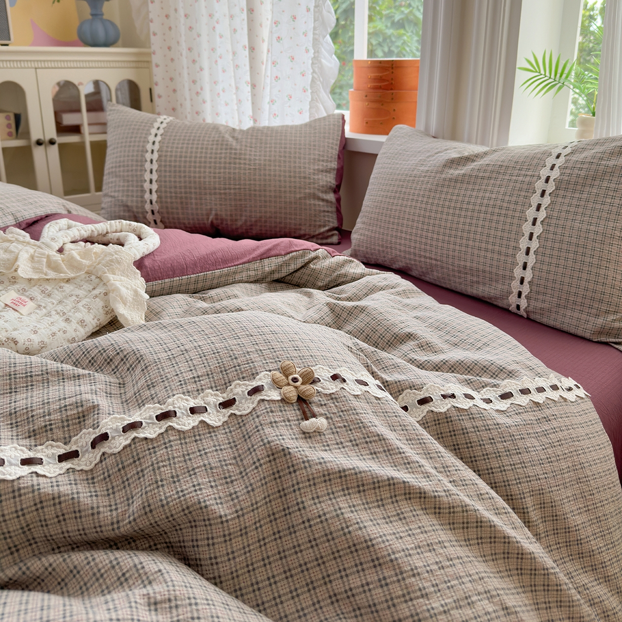 91家纺网 家纺一手货源 找家纺 晚爱家纺（原晚安家居） 2025新款云感木棉双层纱四件套皱皱纱蕾丝花边四件套 梦境-豆沙红