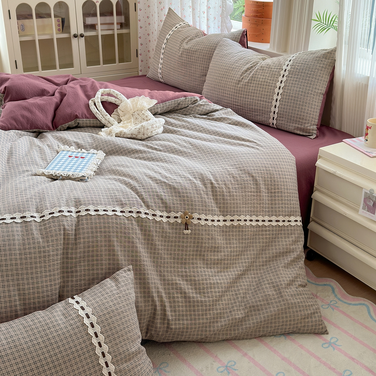 91家纺网 家纺一手货源 找家纺 晚爱家纺（原晚安家居） 2025新款云感木棉双层纱四件套皱皱纱蕾丝花边四件套 梦境-豆沙红