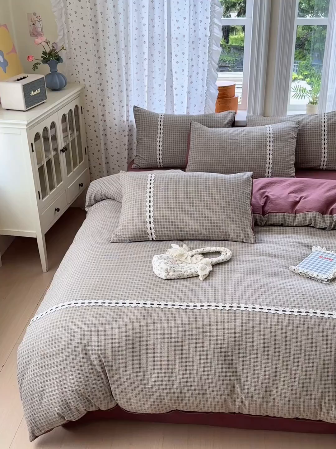 91家纺网 家纺一手货源 找家纺 晚爱家纺（原晚安家居） 2025新款云感木棉双层纱四件套皱皱纱蕾丝花边四件套 梦境-豆沙红