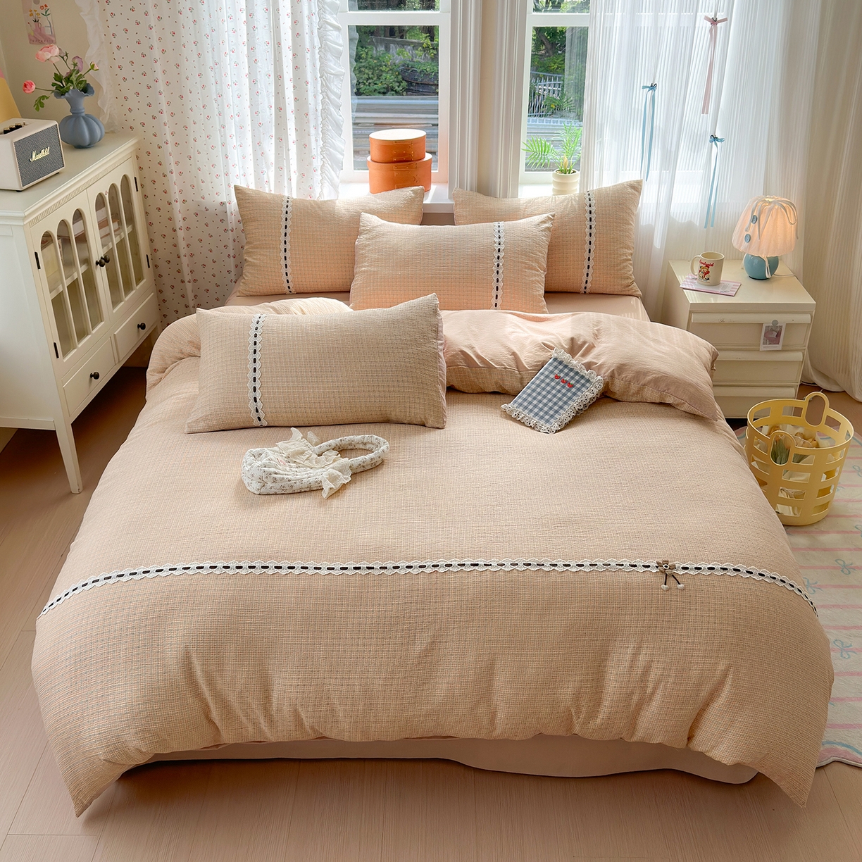 91家纺网 家纺一手货源 找家纺 晚爱家纺（原晚安家居） 2025新款云感木棉双层纱四件套皱皱纱蕾丝花边四件套 梦境-奶黄格