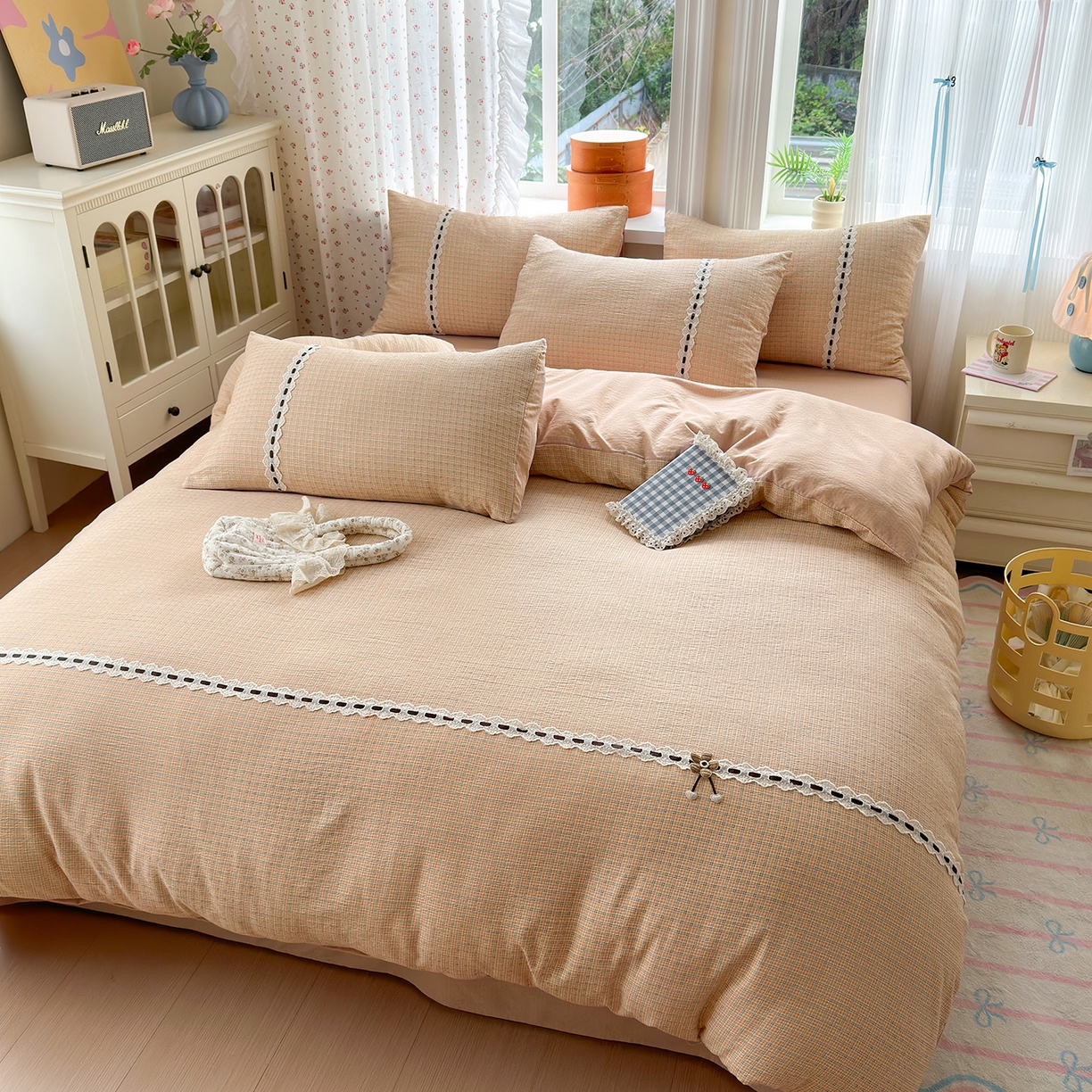 91家纺网 家纺一手货源 找家纺 晚爱家纺（原晚安家居） 2025新款云感木棉双层纱四件套皱皱纱蕾丝花边四件套 梦境-奶黄格